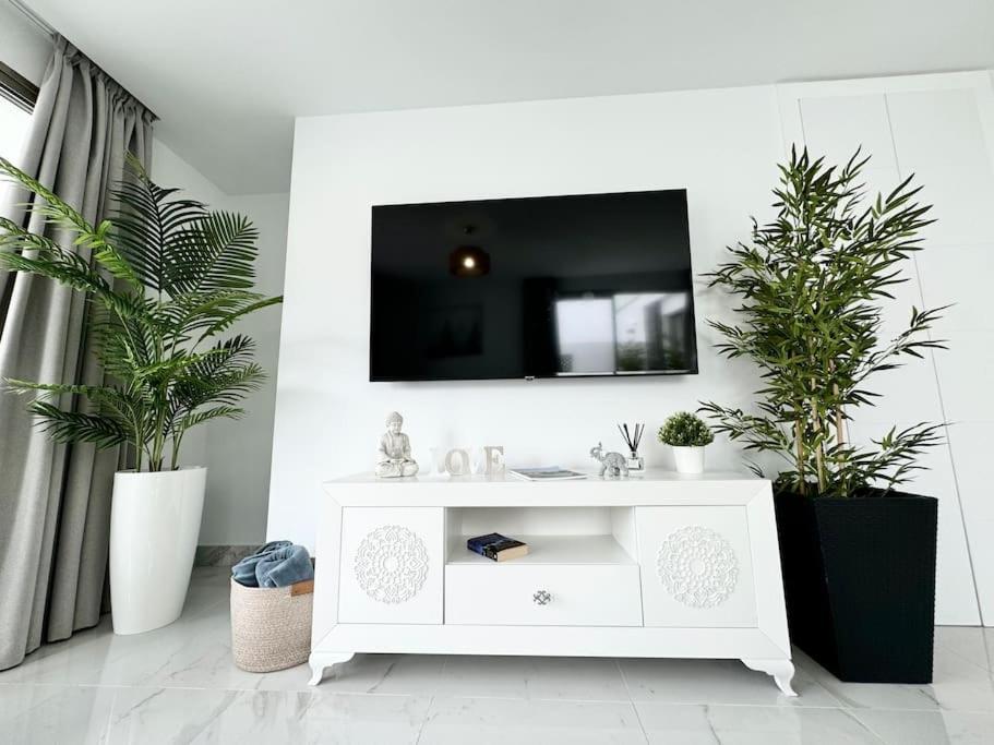 Welcome To Villa Bali A Luxurious Modern Getaway 洛斯克里斯蒂亚诺斯 外观 照片